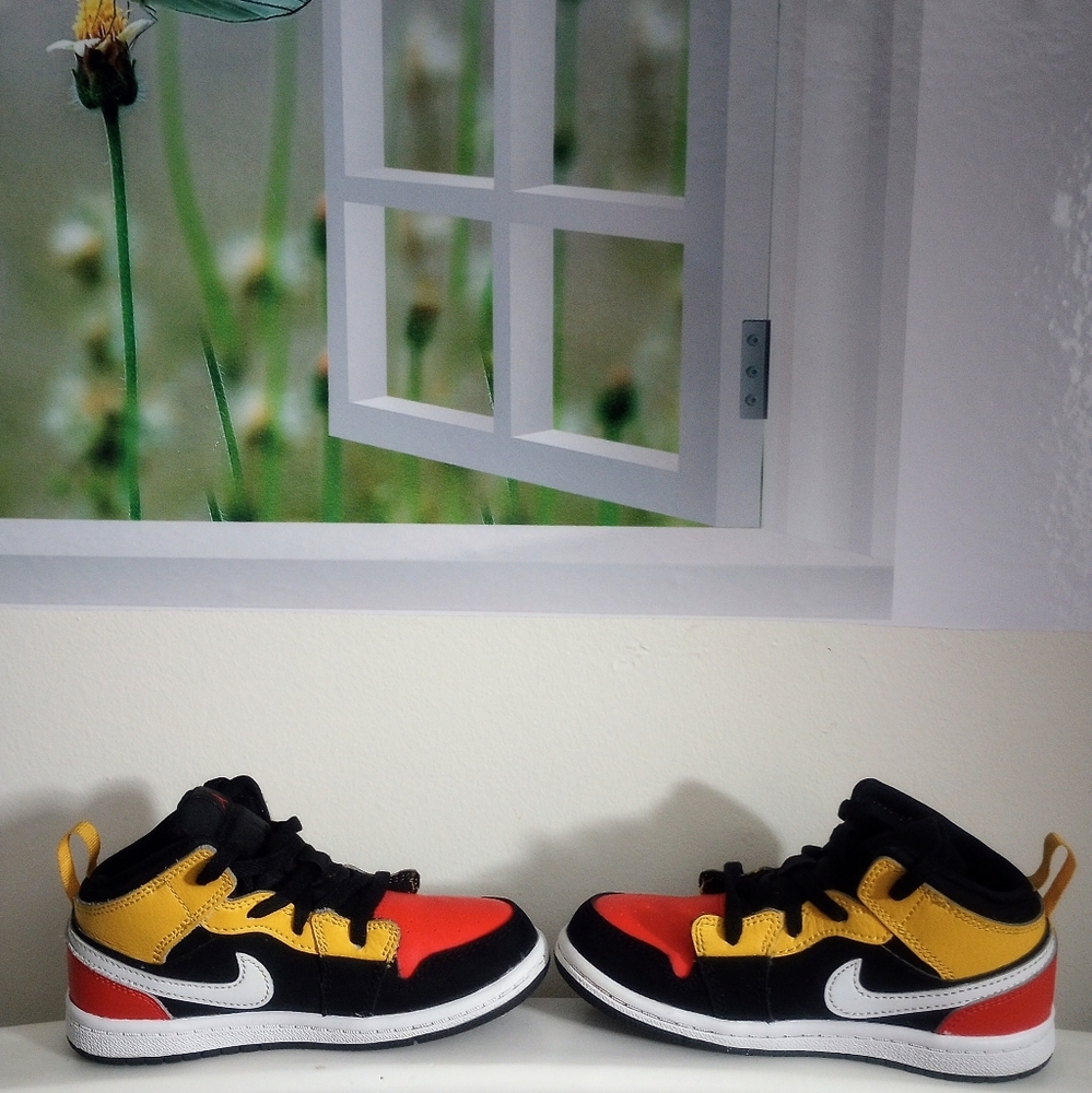 Jordan 1 Mid SE Amarillo Team Orange shoes. Size 10c.